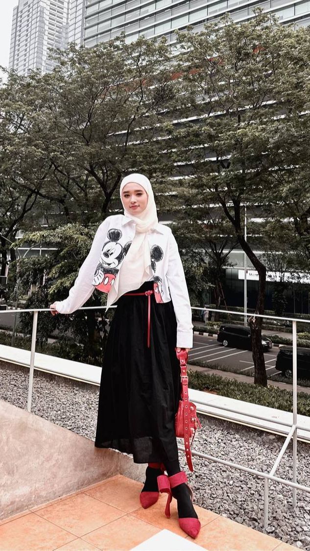 Inara Rusli Cium Tangan, Ibunda Virgoun : Enggak Usah Pencitraan