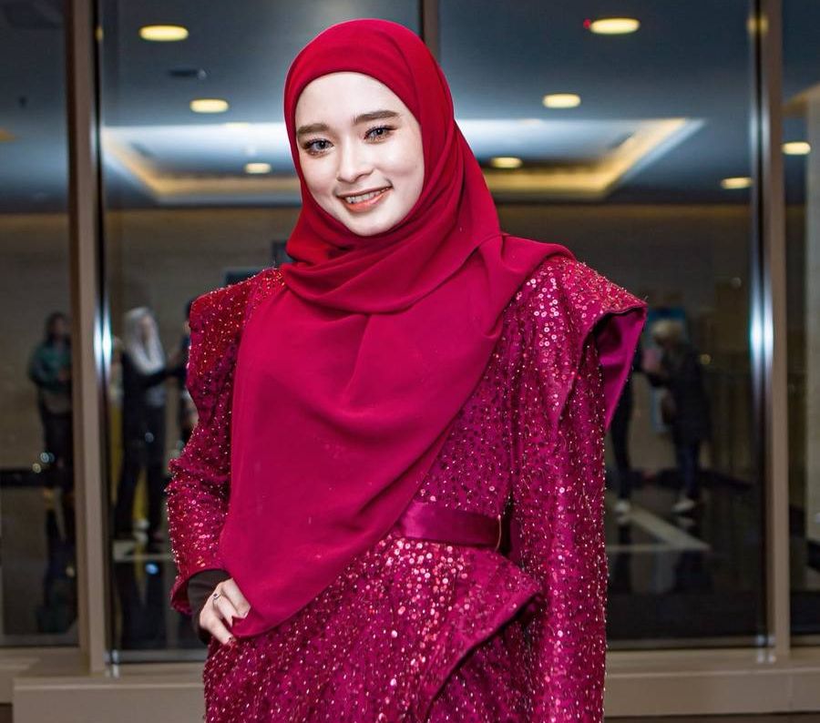 Inara Rusli Cium Tangan, Ibunda Virgoun : Enggak Usah Pencitraan