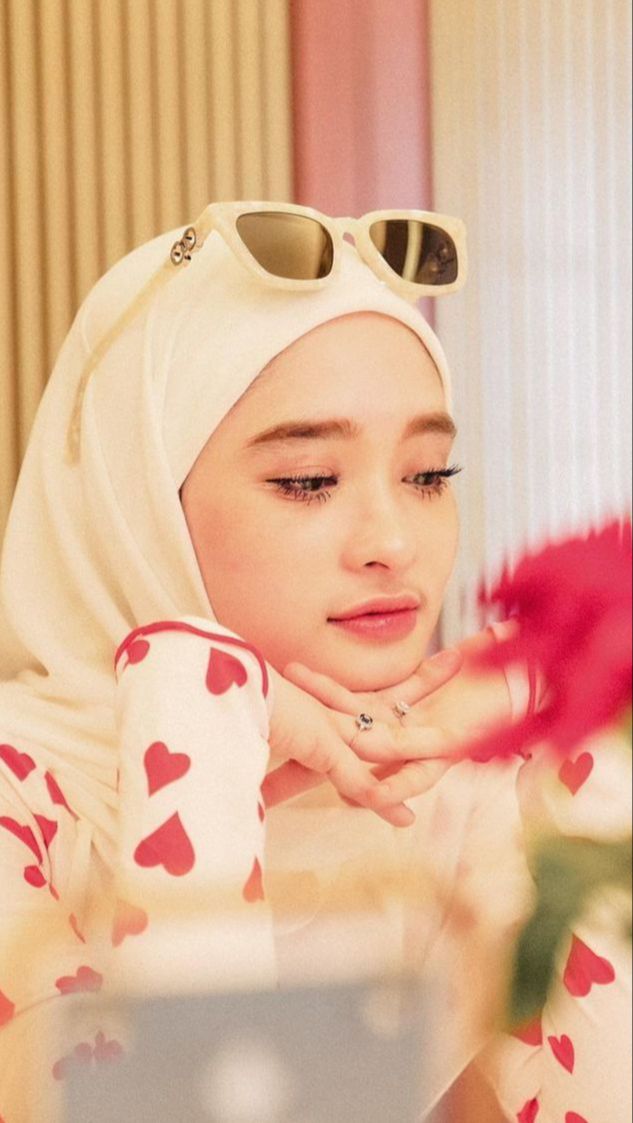Inara Rusli Cium Tangan, Ibunda Virgoun : Enggak Usah Pencitraan