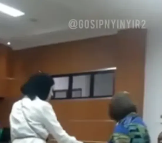 Inara Rusli Cium Tangan, Ibunda Virgoun : Enggak Usah Pencitraan