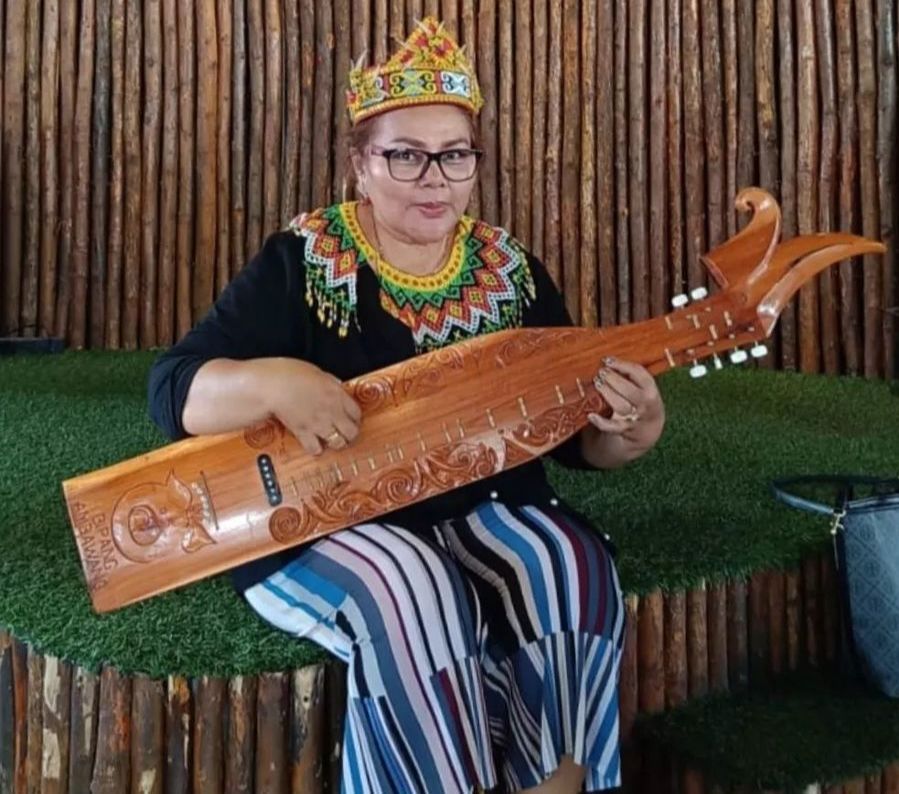 Inara Rusli Cium Tangan, Ibunda Virgoun : Enggak Usah Pencitraan