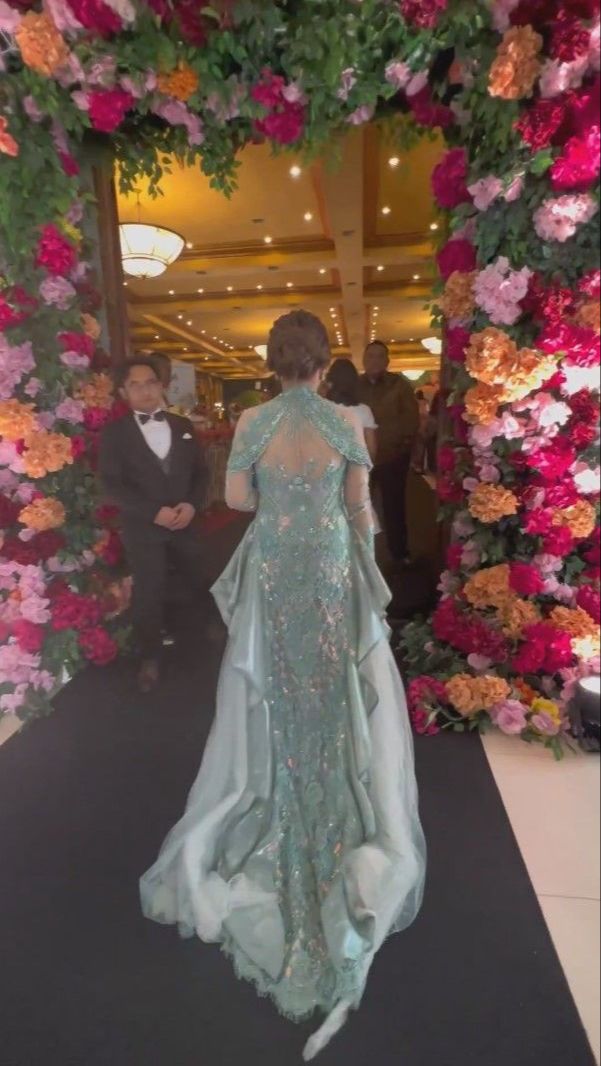 Pakai kebaya unik