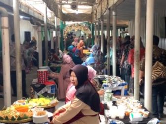 Bukan di Gedung Mewah, Pasangan Pengantin Pilih Resepsi Pernikahan di Dalam Pasar Suasananya Keren Banget