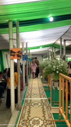 Bukan di Gedung Mewah, Pasangan Pengantin Pilih Resepsi Pernikahan di Dalam Pasar Suasananya Keren Banget