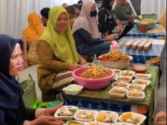 Bukan di Gedung Mewah, Pasangan Pengantin Pilih Resepsi Pernikahan di Dalam Pasar Suasananya Keren Banget