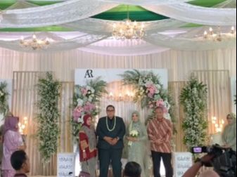 Bukan di Gedung Mewah, Pasangan Pengantin Pilih Resepsi Pernikahan di Dalam Pasar Suasananya Keren Banget