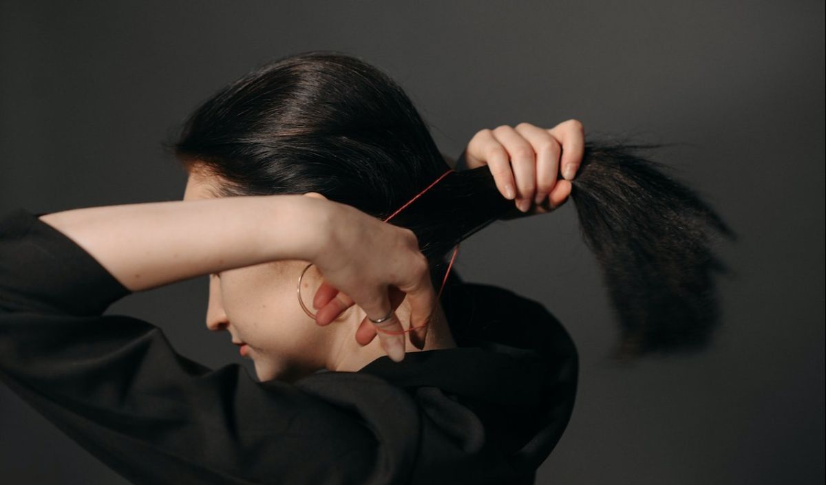 7 Cara Mengatasi Rambut Rontok Buat Pemakai Hijab