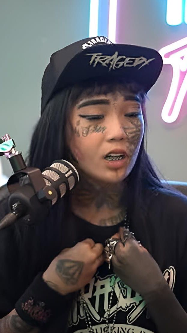 Namun sayang, akhir-akhir ini penampilan Mondy Tatto kembali ke awal saat sebelum memutuskan memakai hijab syari.