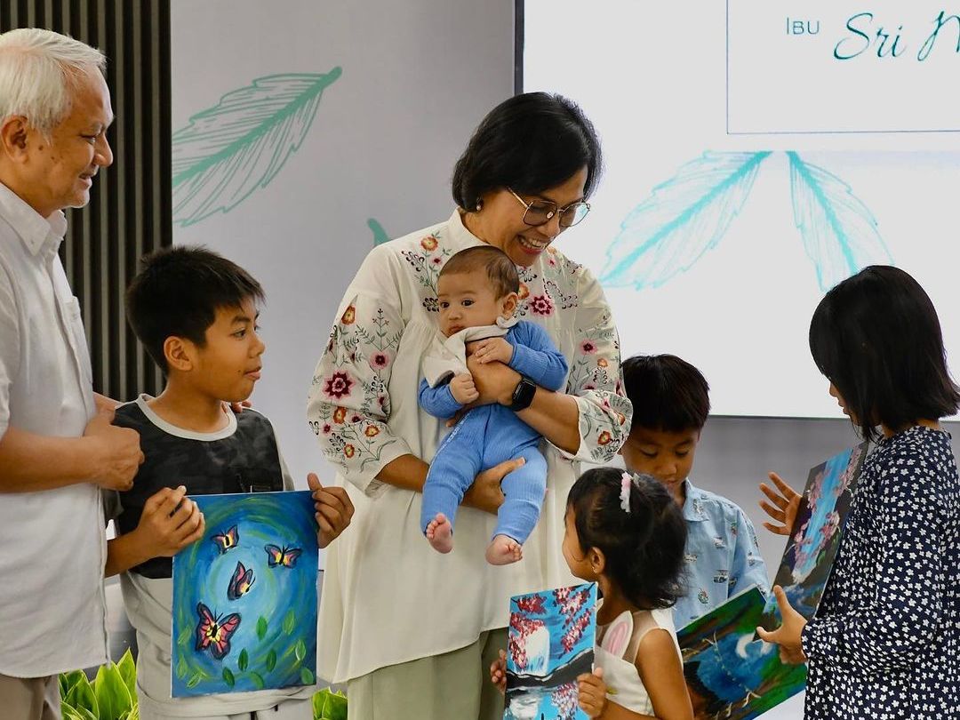 Momen Hangat Sri Mulyani Momong Cucu Bayinya