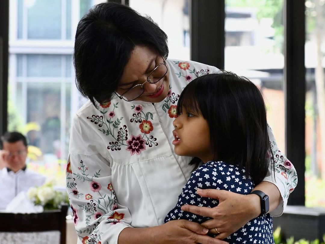 Momen Hangat Sri Mulyani Momong Cucu Bayinya