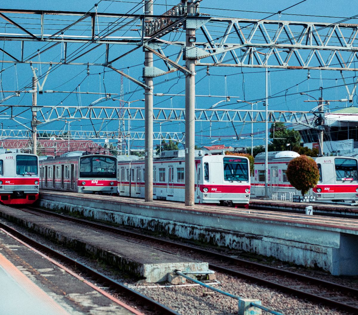 Beneran Disebut ‘Kereta Zombie’ Begini Penampakan KRL Jaman Jadul yang Gen Z Tak Mungkin Mau Coba, Atapnya Penuh Penumpang