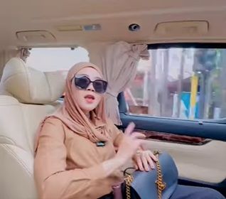 Ingat Bu Dendy yang Viral Sawer Pelakor dengan Uang Rp100 Ribuan? Kini Makin Tajir hingga Dituding Buat Pesugihan!