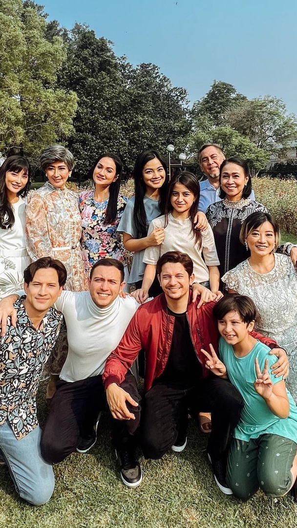 Andrew Andika juga akrab dengan para pemain sinetron ini. Mereka kerap menghabiskan waktu bareng.