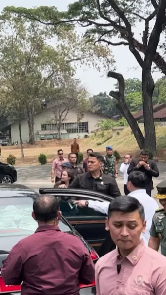 Momen Prabowo Sungkan Saat Diajak Selfie 2 Wanita Cantik, Ternyata Ada Sosok Ini di Sampingnya