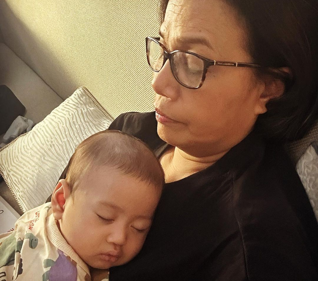 Momen Hangat Sri Mulyani Momong Cucu Bayinya