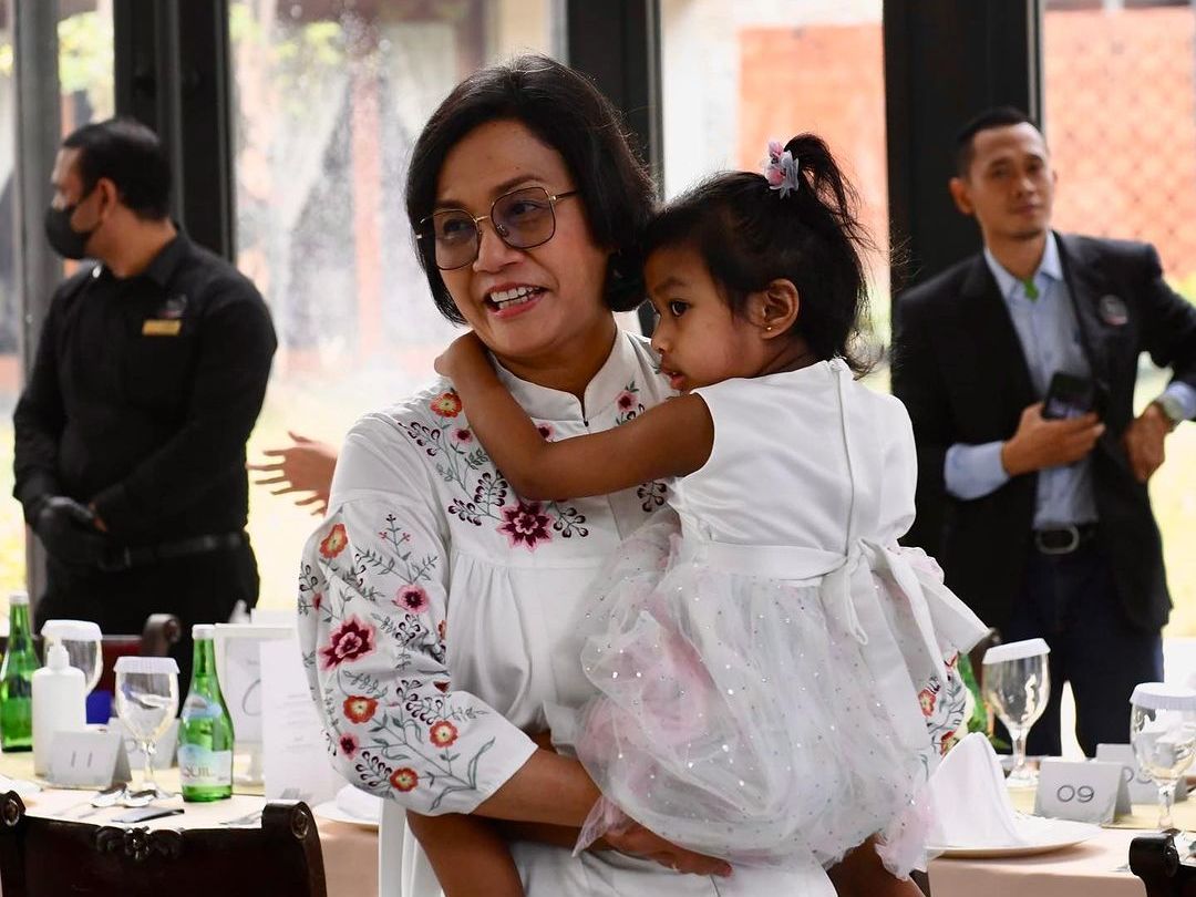 Momen Hangat Sri Mulyani Momong Cucu Bayinya