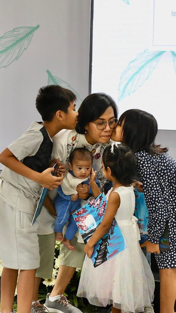 Momen Hangat Sri Mulyani Momong Cucu Bayinya