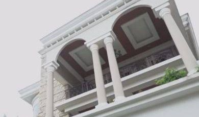 Penampakan bagian depan rumah Denny Cagur
