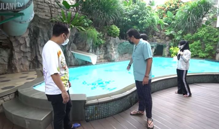 Kolam renang lengkap dengan perosotan