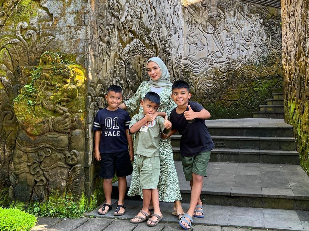 Enno Lerian Sedang Marah, Putranya Merayu dengan Menyapu