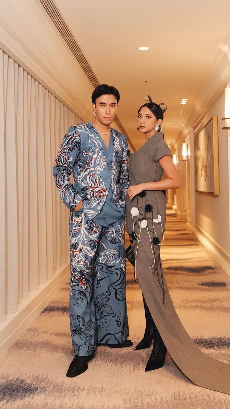 Bocah Laki-laki Pakai Baju Khas Imlek Merah Ini jadi Penyanyi dan Sedang Berjuang Sembuh dari Kanker