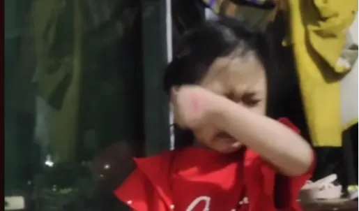 “apa kalian tega lihat sosok anak kecil yg menangis demi ketemu mamah nya tapi mamah nya ga mau keluar padahal kita baru saja bahagia meski sesaat. iklas ya Allah seperti bukan manusia kita ber 2 disini ga ada harga diri nya,”