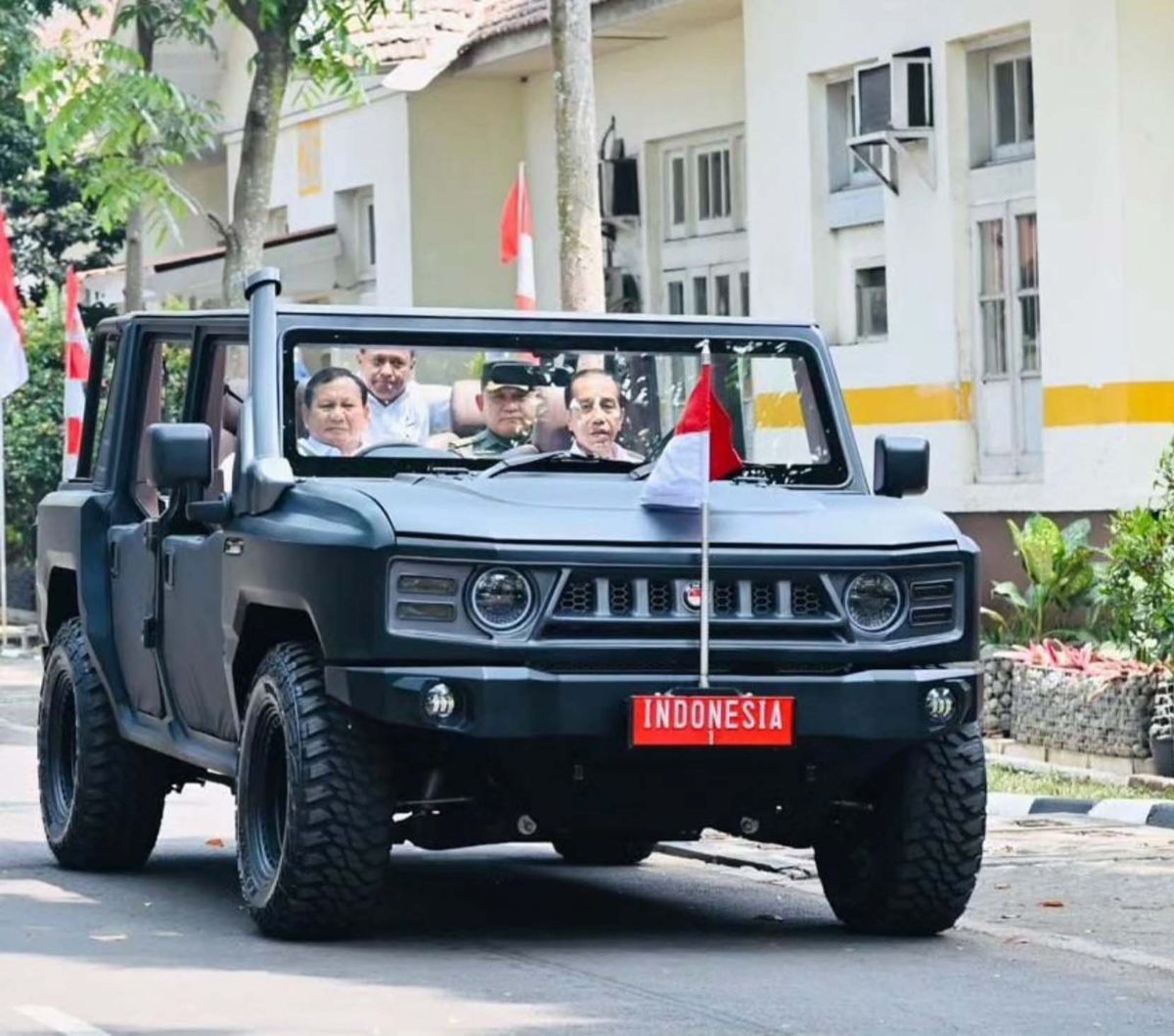 Presiden Joko Widodo atau Jokowi melakukan kunjungan ke PT Pindad, Bandung, Jawa Barat, pada Selasa (19/9/2023). Dalam kesempatan itu, Jokowi tampak menaiki kendaraan taktis Maung buatan PT Pindad.