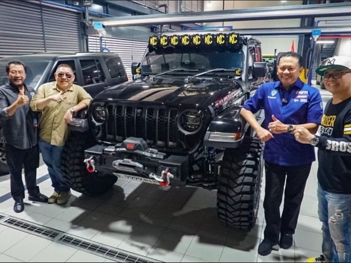 Pria Tampan Berkacamata Ini Dulunya Wartawan, Kini Jadi Salah Satu Tokoh Paling Berpengaruh, Koleksi Mobil Mewahnya Bikin Iri