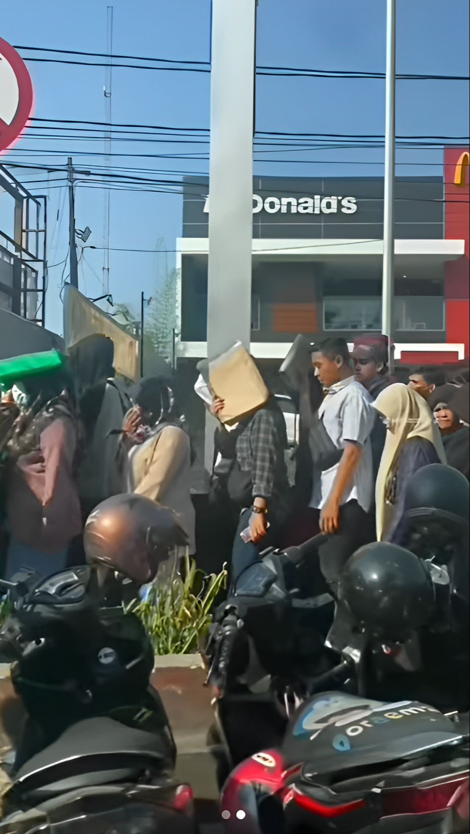 Pemandangan Langka Diduga Pencari Kerja Antar Surat Lamaran di Kantor Pos, Antre Mengular ke Trotoar Sejak Pagi