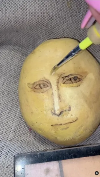 The details of the hands, which are one of the hallmarks of the painting, were also carefully carved from the third potato tuber.