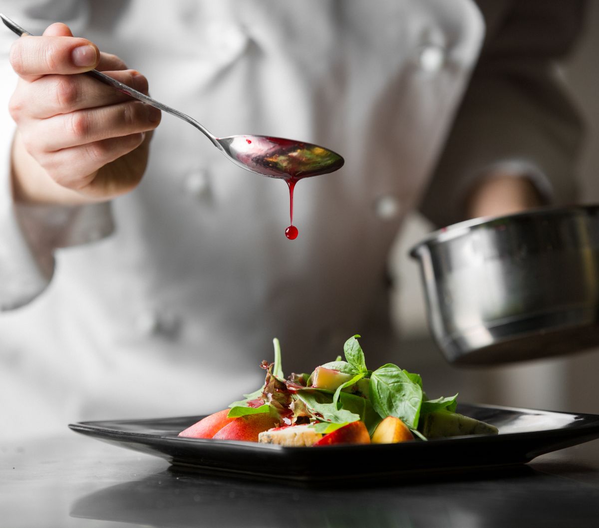 Makan Salad di Resto Terkenal, Pas Ngunyah di Piring Ada Cotton Bud yang Kapasnya Sudah Cokelat