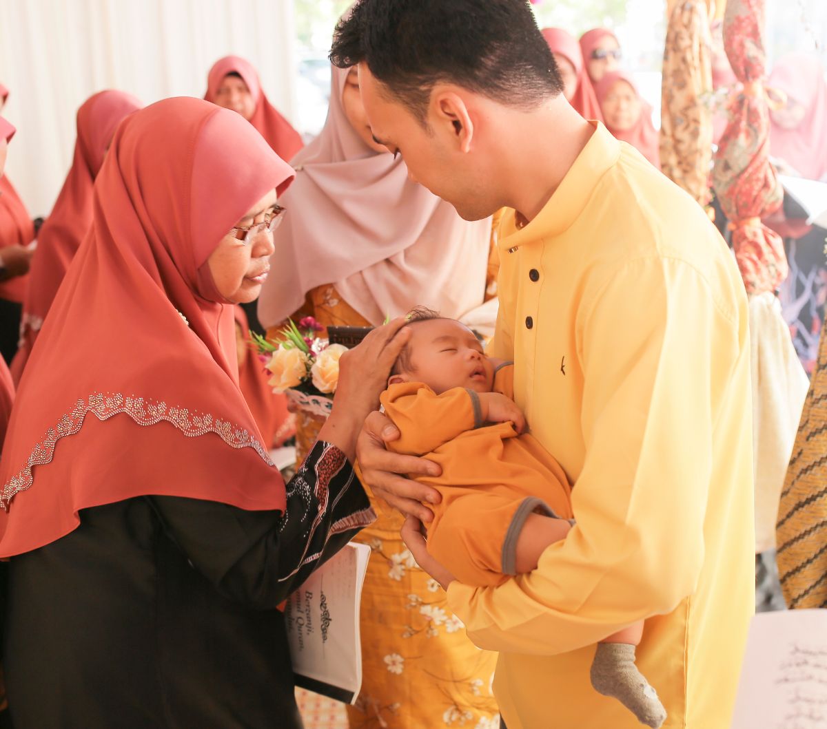 Wanita Ini Lupa Matikan Filter Kamera Saat Rekam Aqiqah Keponakan, Hasilnya Bikin Ngakak