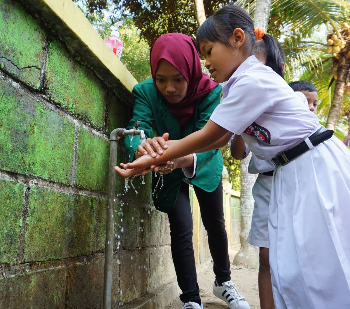 Momen Cinlok Mahasiswa dengan Prajurit TNI Saat KKN, Ekspresinya Bikin Senyum Sendiri, 'Emang Boleh Se-DOTS itu?'