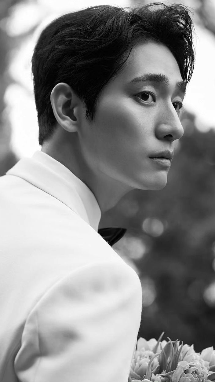 Yoon Park merupakan aktor yang memulai debutnya tahun 2012 melalui sitkom web-form yang tayang di MBC yaitu Read My Lips. Popularitasnya semakin naik ketika memerankan karakter Lee Gang dalam drama Radio Romance.