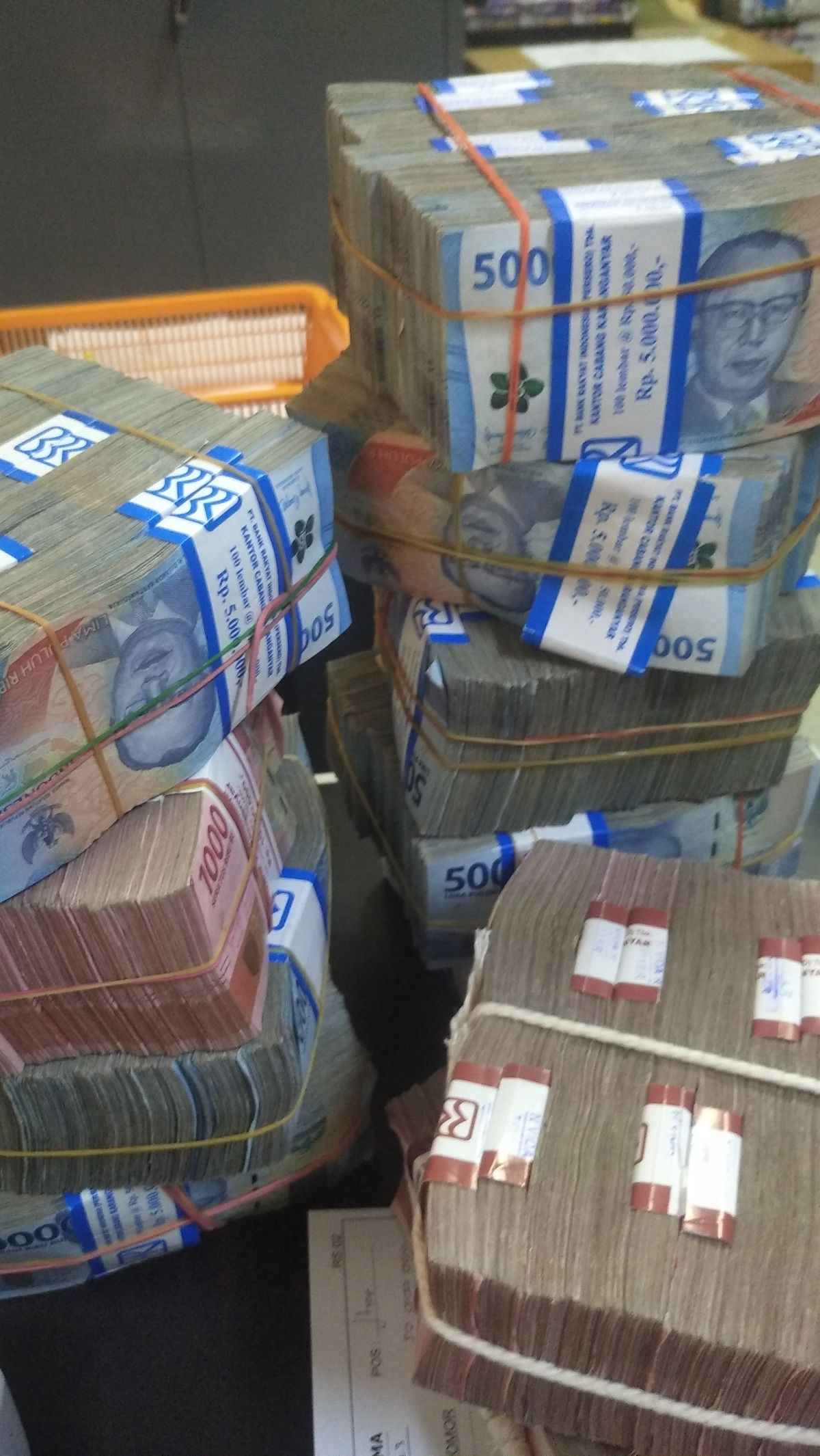10 Arti Mimpi Dapat Uang Kertas Banyak, Bisa Pertanda Baik untuk Masa Depan