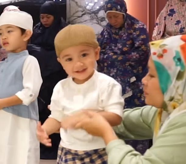 Tingkah Gemas Rayyanza saat Salat Berjamaah, Sujud Sendiri Berkali-kali Sampai Joget Baby Shark