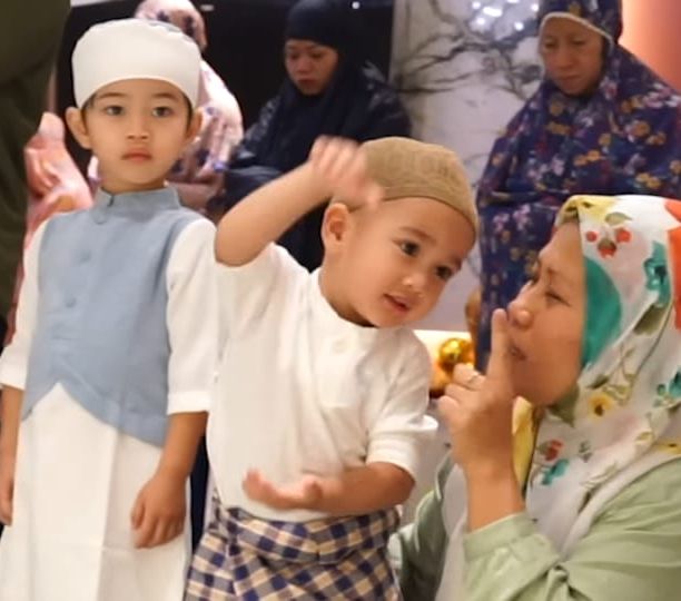 Tingkah Gemas Rayyanza saat Salat Berjamaah, Sujud Sendiri Berkali-kali Sampai Joget Baby Shark
