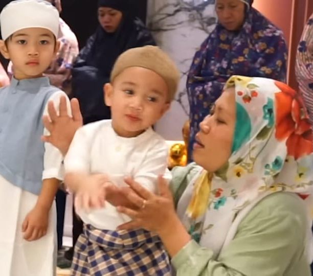 Tingkah Gemas Rayyanza saat Salat Berjamaah, Sujud Sendiri Berkali-kali Sampai Joget Baby Shark