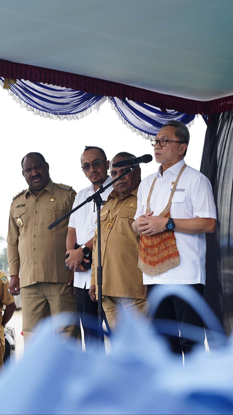 Mendag Zulkifli Hasan Pimpin Penyerahan Bantuan 'Kemendag Peduli' di Papua Tengah