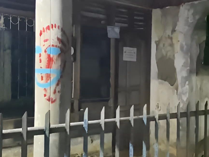 Rumah Telah Lama Kosong dan Terbengkalai