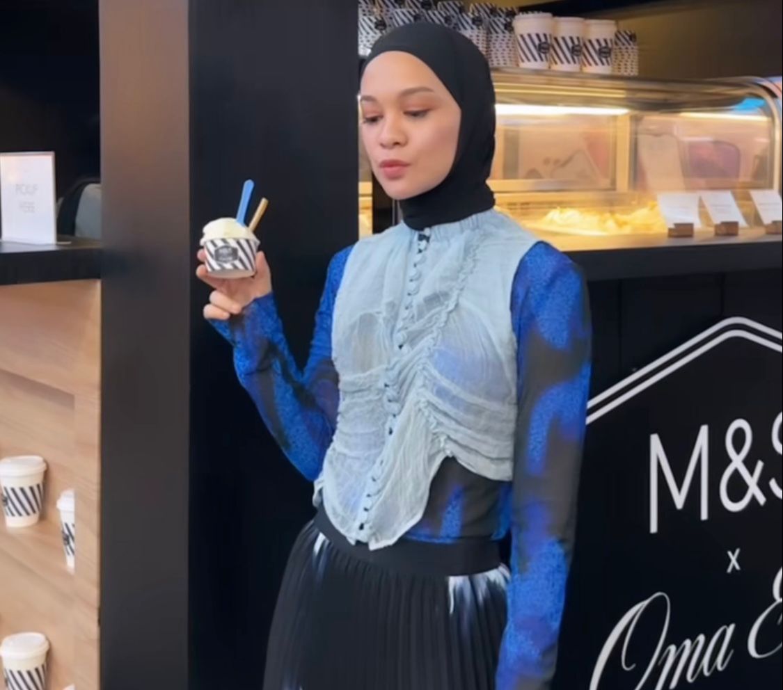 Gaya Tabrak Warna dalam Sentuhan Hangat Musim Gugur ala Tantri Namirah