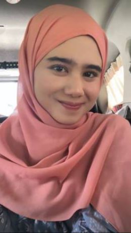 Tissa terlihat anggun berhijab