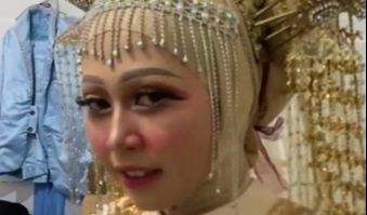 “Untuk para pengantin tolong liat portofolio mua dulu yaa gue gemes liat kenapa si make up nikah bisa begitu,”