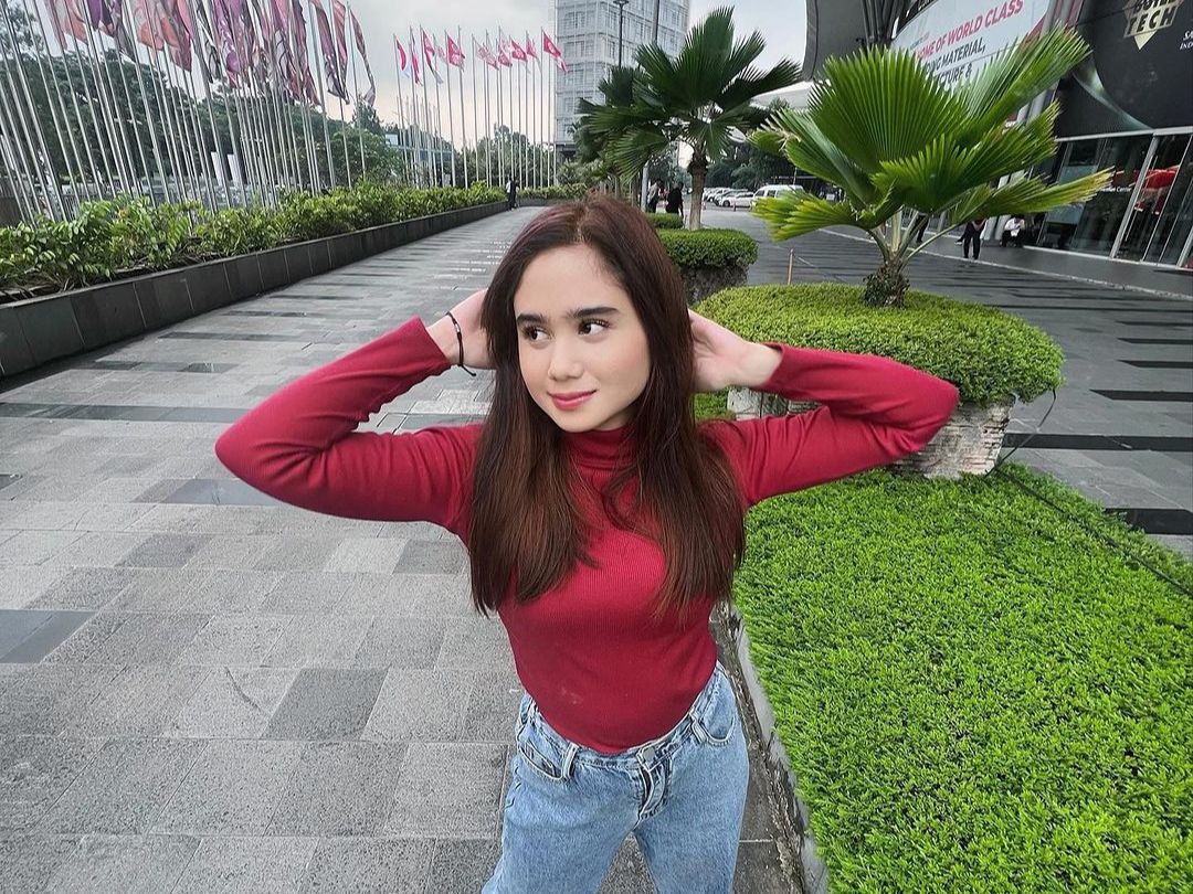 Jeans dan Kaus Red Burgundy