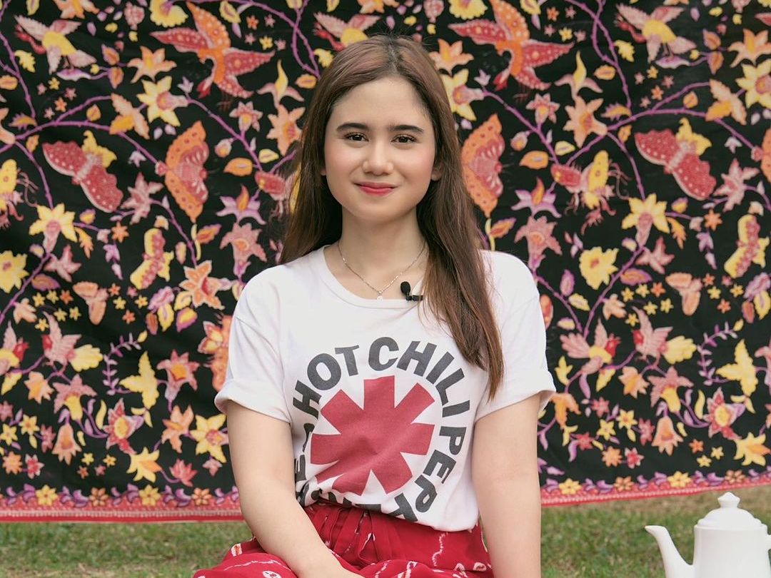 Kaus Band dan Rok Etnik