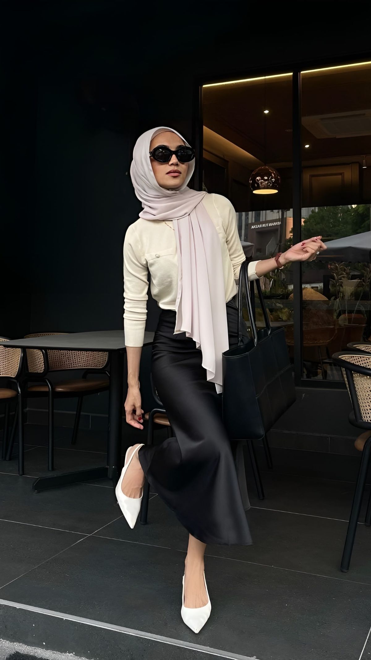 Ide Tampilan Stylish Hijaber dengan Rok Satin