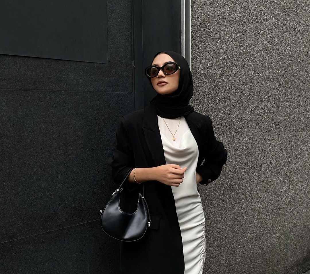 Ide Tampilan Stylish Hijaber dengan Rok dan Dress Satin