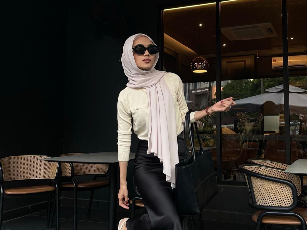Ide Tampilan Stylish Hijaber dengan Rok dan Dress Satin