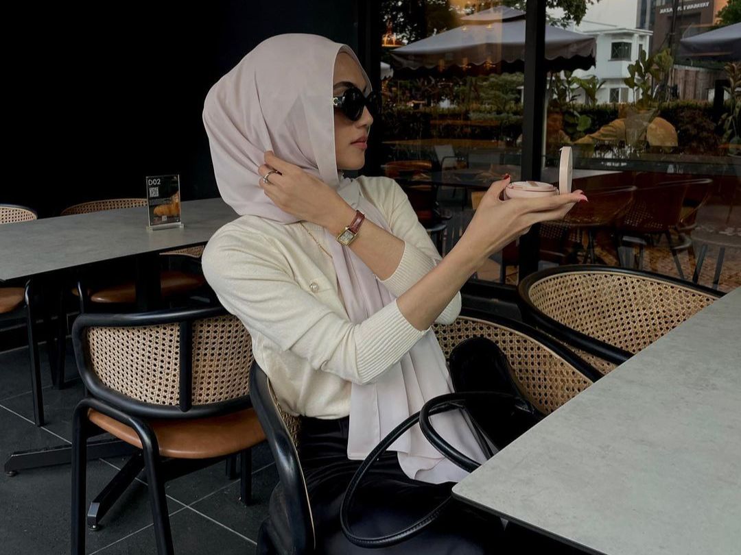 Ide Tampilan Stylish Hijaber dengan Rok dan Dress Satin