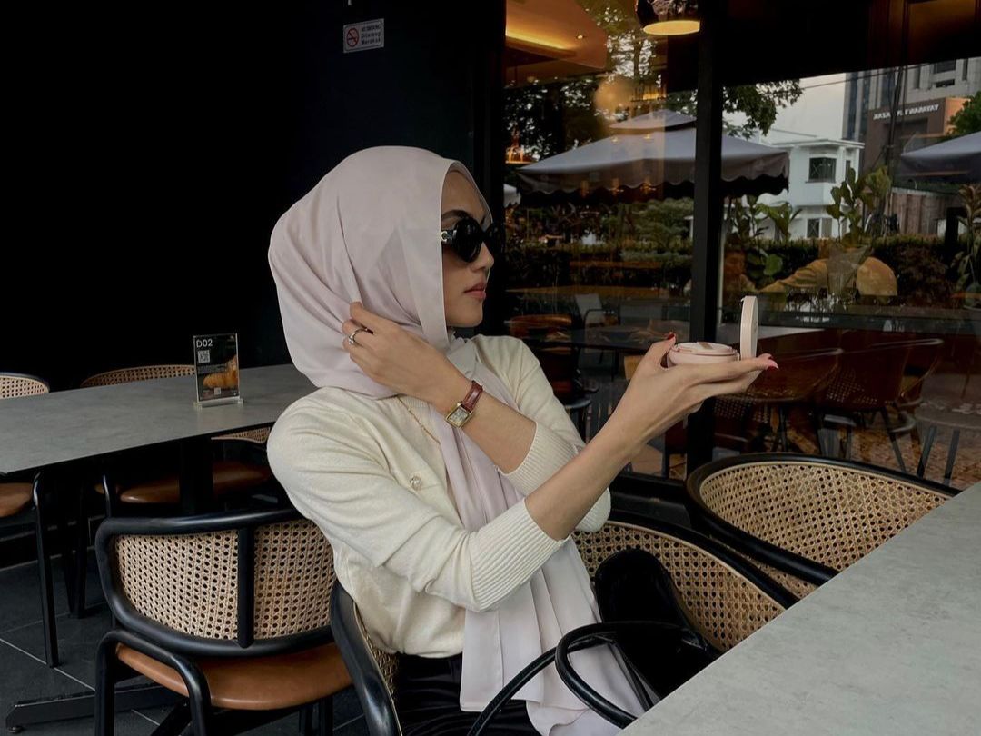 Ide Tampilan Stylish Hijaber dengan Rok dan Dress Satin
